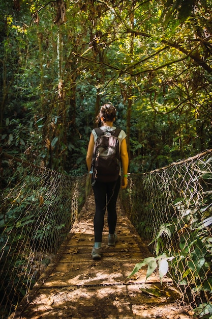 Camminando sul ponte di legno nel Parco Nazionale Cerro Azul Meambar