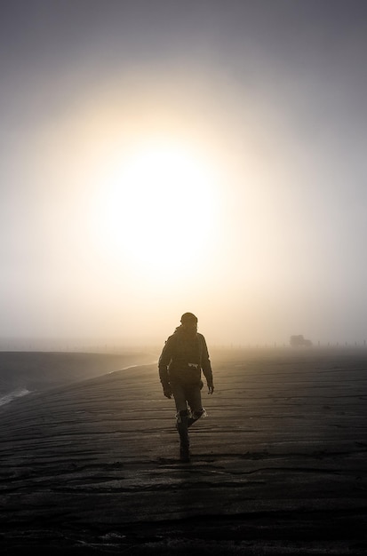 Camminare nel vuoto al mattino