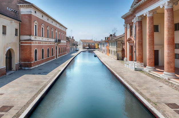 Camminare tra i pittoreschi canali di Comacchio, in Italia