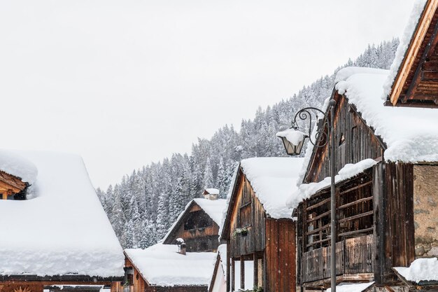 Camminata magica sulla neve nell'antico villaggio di Sappada Friuli