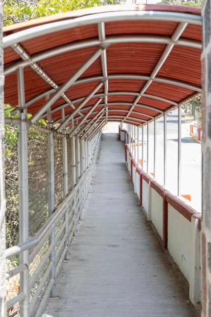 Camminatore coperto sul marciapiede pedonale di una strada