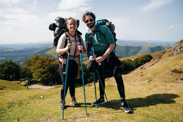 Cammino dei pellegrini attraverso la foresta fino a Santiago, Spagna, maggio 2023