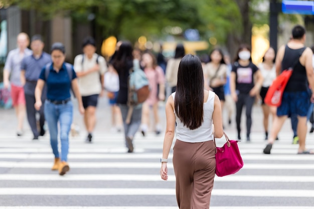 Cammino di una donna nella città di Taipei