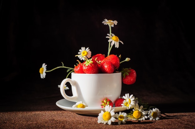 Camomille e fragole in tazza