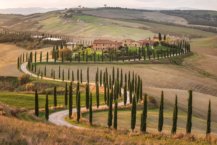 Foto campagna italiana comune. agriturismo e campi meravigliosi vicino alla val d'orcia. toscana. siena. italia. europa