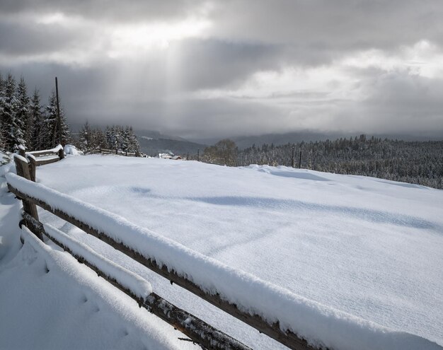 Campagne collinari boschetti e terreni agricoli in inverno remoto villaggio alpino di montagna