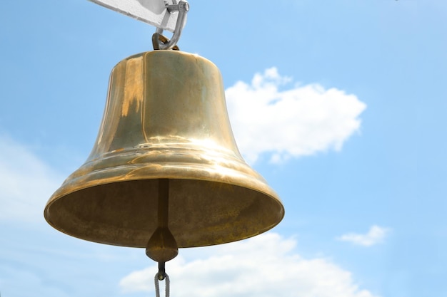 Campana della nave contro il cielo blu