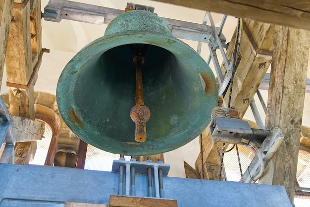 Campane antiche tradizionali di mezza età in un campanile di una chiesa e vista della costruzione di montaggio di una campana...