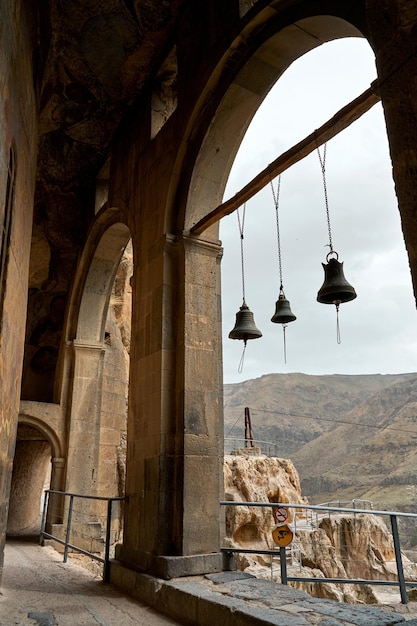 Campane nell'arco del tempio di montagna