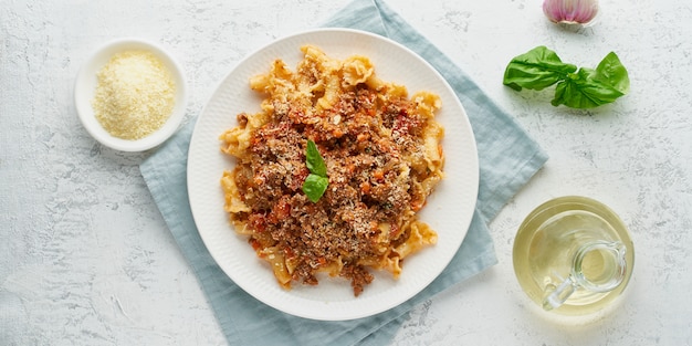 Campanelle di pasta alla bolognese con carne macinata e salsa di pomodoro