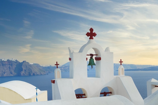 Campanile bianco con croce rossa a Santorini Grecia Bellissimo paesaggio con vista mare sulla caldera