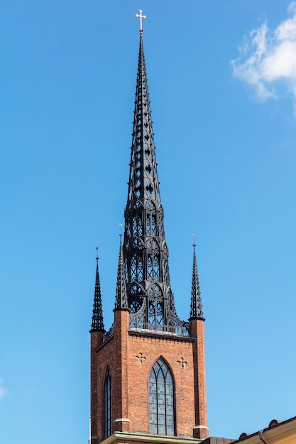 Campanile della chiesa contro il cielo