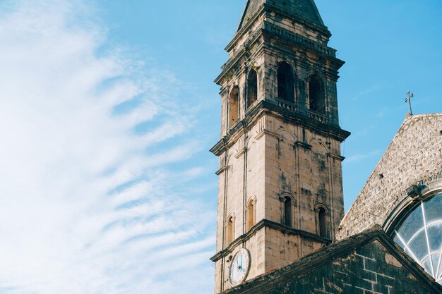 Campanile della chiesa di san nicola sullo sfondo di un cielo azzurro brillante montenegro