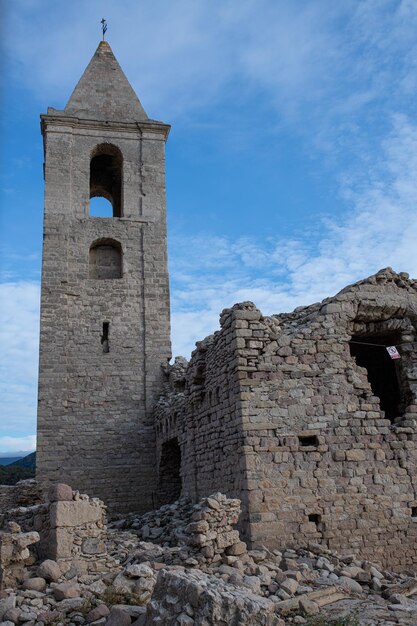Campanile della chiesa di San Roman normalmente sommerso nel serbatoio Sau Girona Catalogna Spagna
