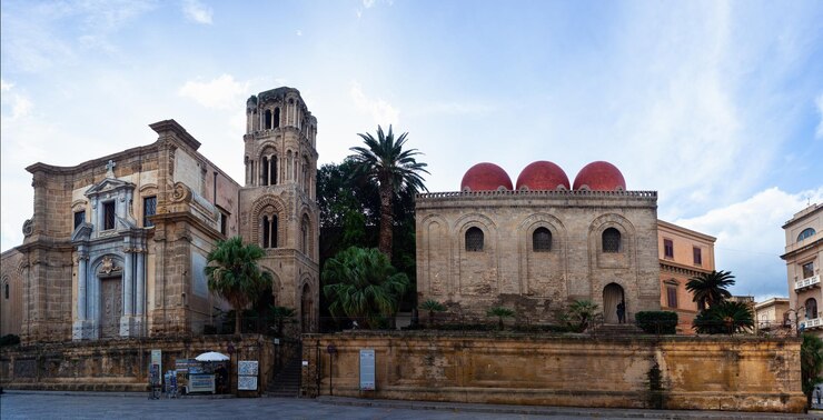 Campanile della chiesa Martorana con palme Palermo Sicilia