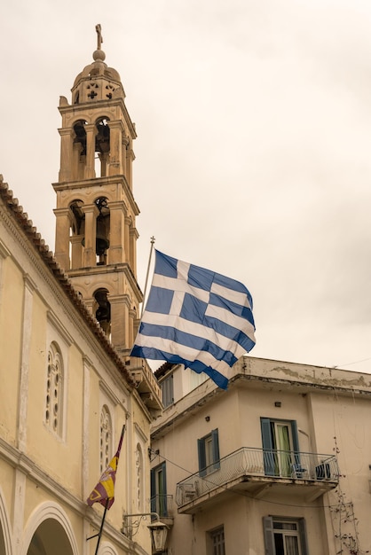 Campanile della chiesa ortodossa di San Giorgio nel centro storico della città di Nauplia in Grecia