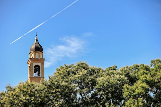 Campanile della chiesa tra gli alberi