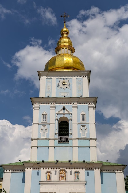 Campanile di San Michele Monastero a cupola dorata a Kiev Ucraina