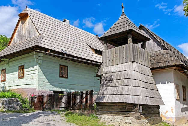 Campanile in legno storico nel villaggio rurale dell'UNESCO Vlkolinec in Slovacchia