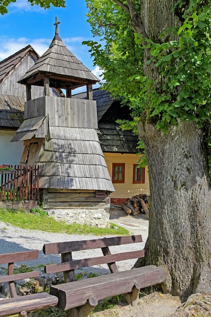 Campanile in legno storico nel villaggio rurale dell'UNESCO Vlkolinec in Slovacchia