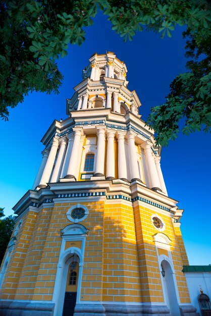 Campanile nel cortile della Kiev-Pechersk Lavra.