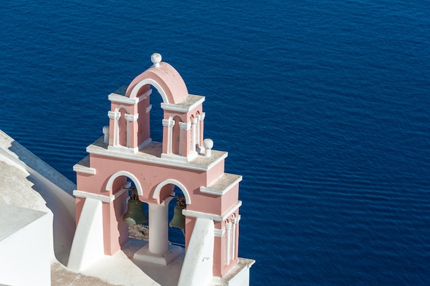 Campanile rosa sul mare