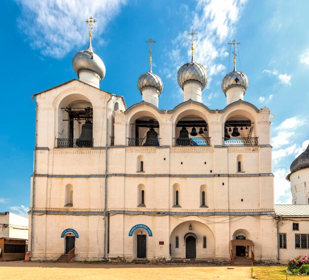 Campanile sulla piazza della cattedrale nel Cremlino di Rostov il Grande