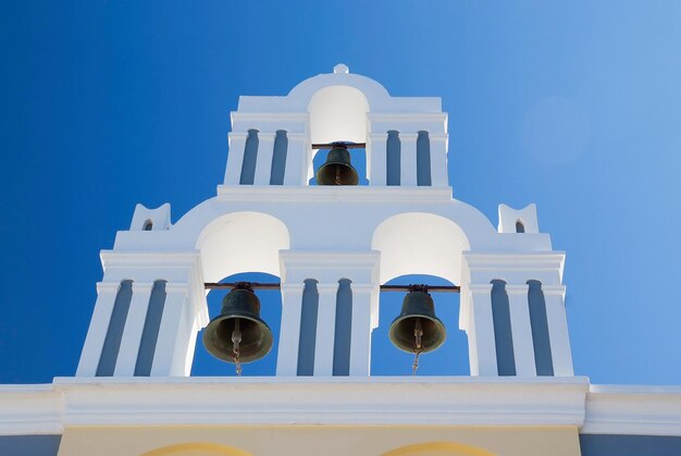 Campanile unico di una piccola chiesa a Oia, isola di Santorini, Grecia