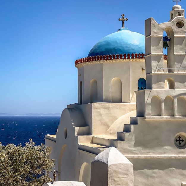 Campanili tradizionali torre e cupola blu delle chiese bianche ortodosse Sifnos isola Grecia