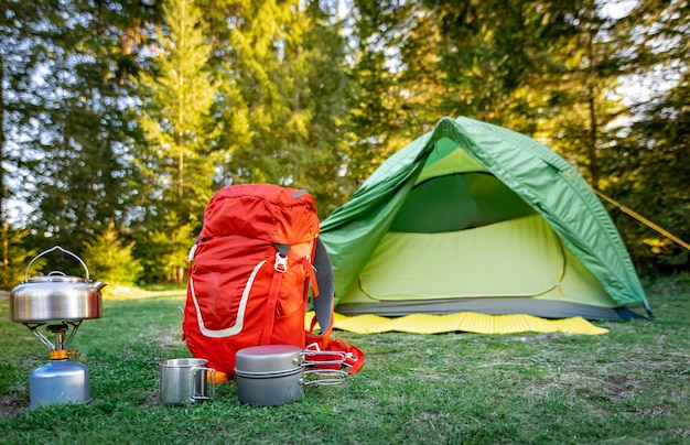 Campeggiare con una tenda e attrezzature per cucinare in montagna
