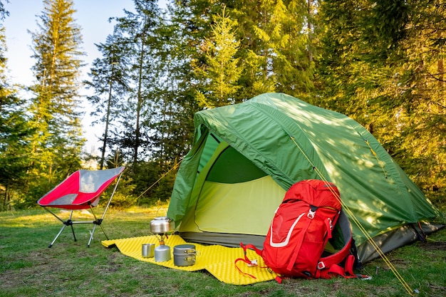 Campeggiare con una tenda e attrezzature per cucinare in montagna