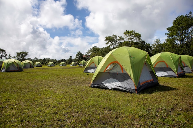 Campeggio e tenda in natura nel periodo estivo.