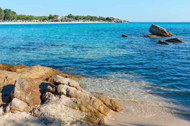 Campeggio in mattinata estiva Spiaggia di Platanitsi sulla penisola di Sithonia (Calcidica, Grecia). Le persone sono irriconoscibili.