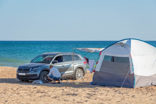 Campeggio in riva al mare su una spiaggia sabbiosa. Attività all'aperto.