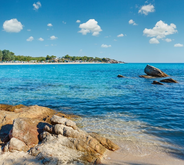 Campeggio la mattina d'estate sulla spiaggia di Platanitsi sulla penisola di Sithonia, Calcidica, Grecia Le persone sono irriconoscibili