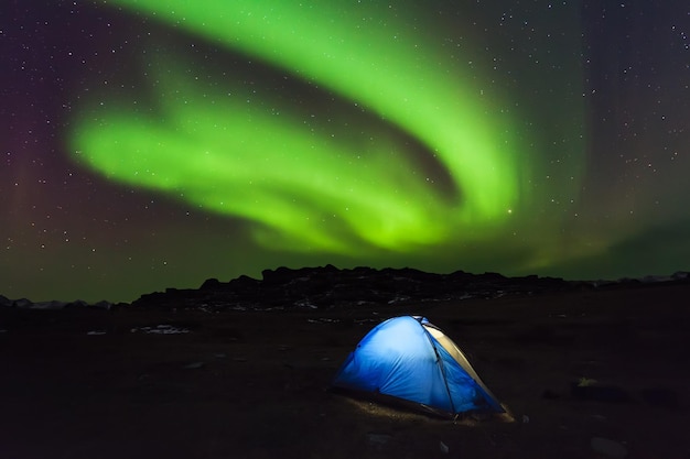 Campeggio nel nord con l'aurora boreale sopra l'aurora boreale