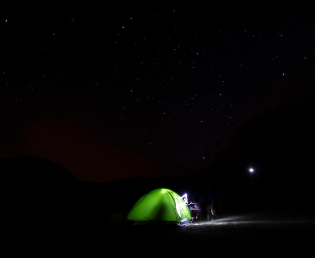 Campeggio notturno sotto le stelle