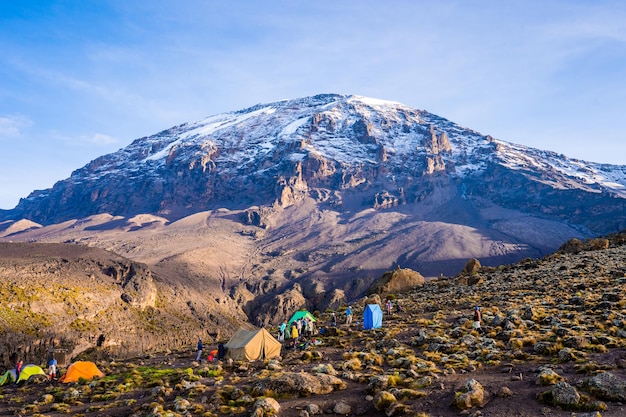 Campeggio sul monte Kilimanjaro in tenda per vedere i ghiacciai in Tanzania, Africa Tende arancioni sulla strada per Uhuru Peak.