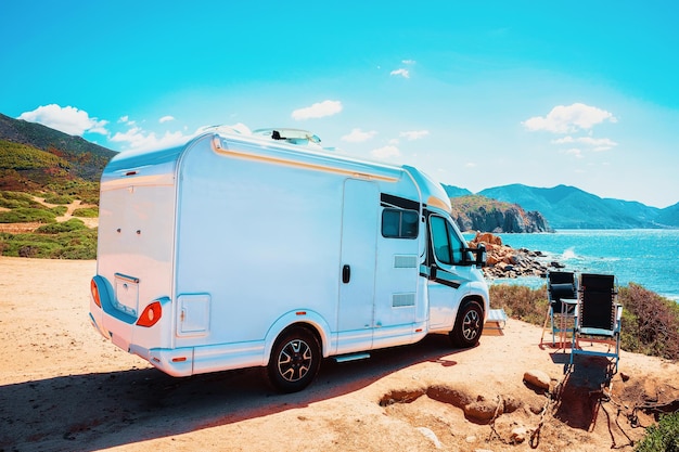 Camper Car RV al Mar Mediterraneo in Sardegna. Caravan e camper in viaggio, Italia