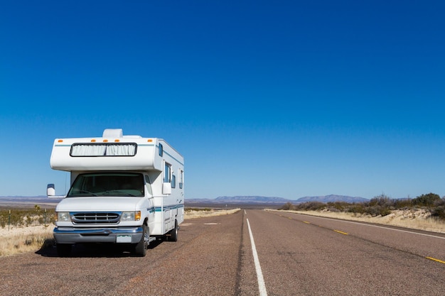 Camper di classe C nel deserto.