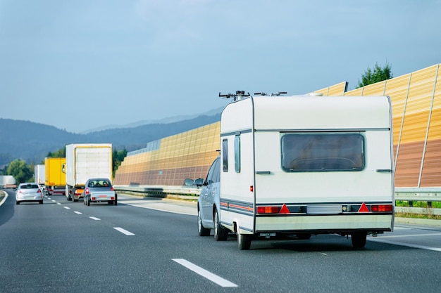 Camper rv sulla strada dell'autostrada, Slovenia.