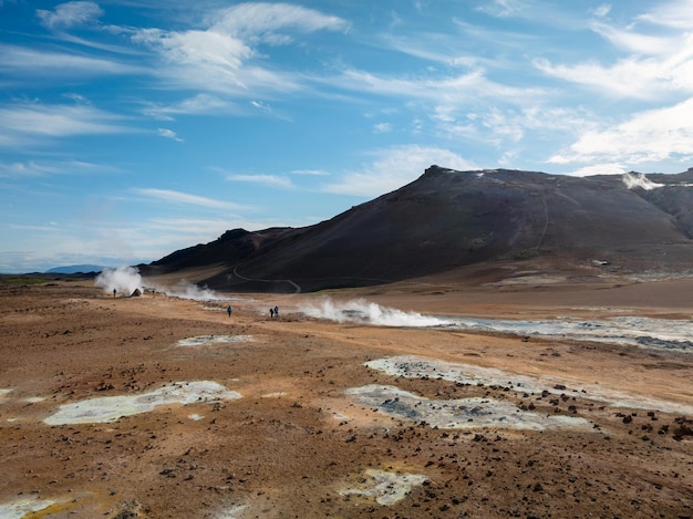 Campi geotermici vicino alla montagna di riolite gialla paesaggio vulcanico vista aerea