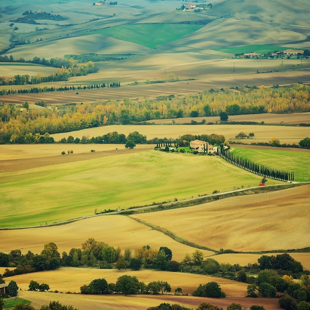 Campi ondulati in Toscana al tramonto Italia Sfondo primaverile stagionale all'aperto naturale