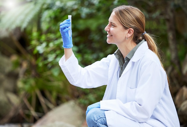 Campione forestale e scienziata testano l'acqua per la ricerca o l'ispezione dell'ecosistema e dello studio ambientale Ambientalista scientifico sostenibile e professionale che esegue l'esame dell'impronta di carbonio