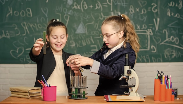 Campioni biologici esperimenti scientifici in laboratorio Laboratorio di biologia Lavoro di squadra riuscito Bambine in laboratorio Lavoro di squadra Ricerca chimica in laboratorio Lavoro di squadra di piccoli scienziati con microscopio