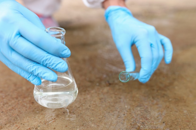 Campioni d'acqua dal fiume per l'analisi nel disastro ambientale del pallone e nell'inquinamento delle acque