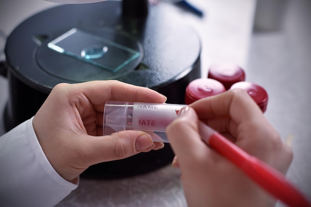 Campioni del contenitore del segno dello scienziato della donna