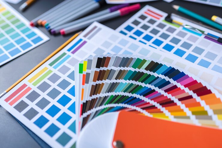Campioni di colore di grafici che mettono sul tavolo scrivania.