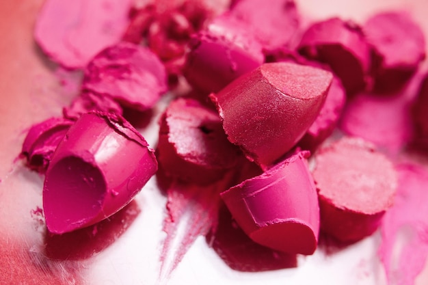 Campioni di rossetto rosa di cosmetici imbrattati