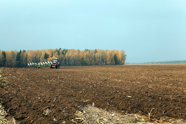 Campo agricolo, che viene elaborato da un trattore. arato